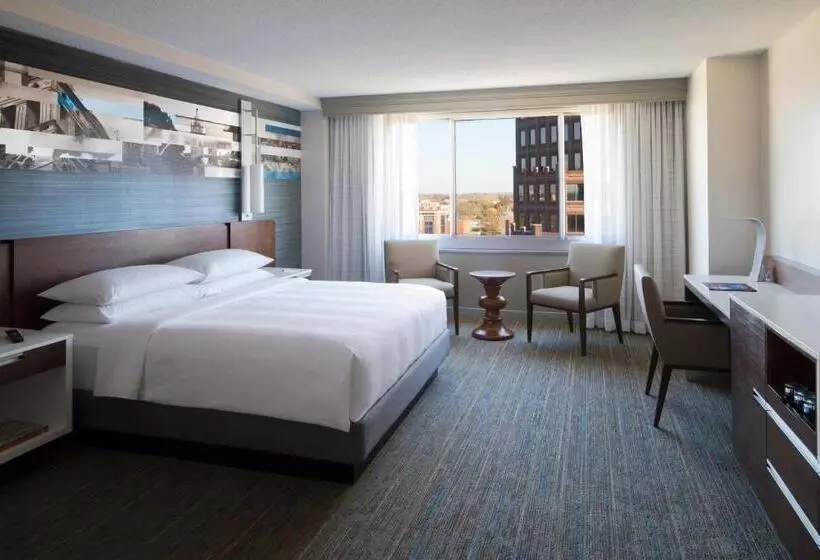 اتاق اجرایی با تخت بزرگ, Kansas City Marriott Country Club Plaza