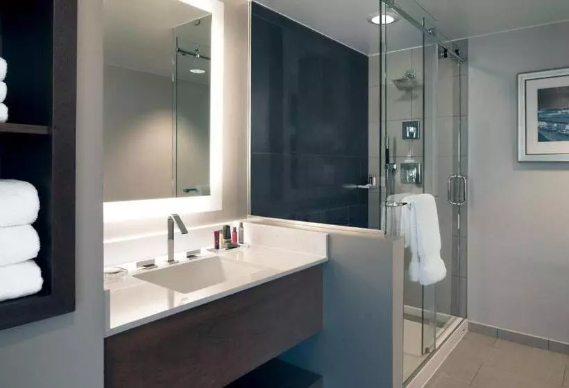 اتاق اجرایی با تخت بزرگ, Kansas City Marriott Country Club Plaza
