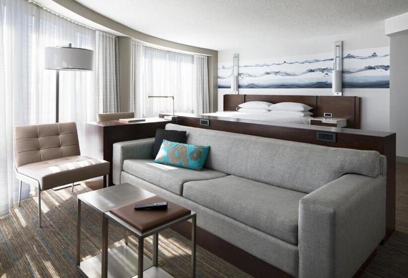 带城市景观和大床的豪华房间, Kansas City Marriott Country Club Plaza