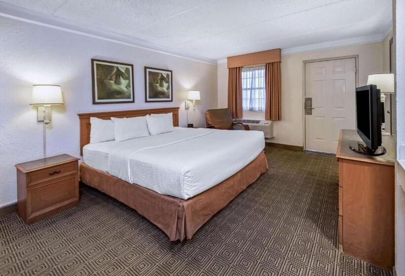 Deluxe Room King Size Bed, La Quinta Inn By Wyndham San Antonio I35 N At Rittiman Rd