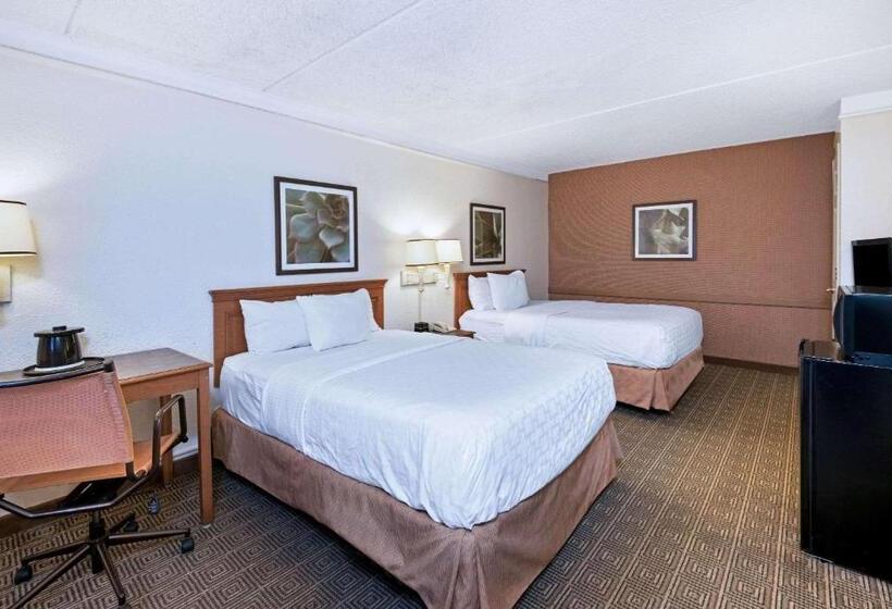 Deluxe Room, La Quinta Inn By Wyndham San Antonio I35 N At Rittiman Rd