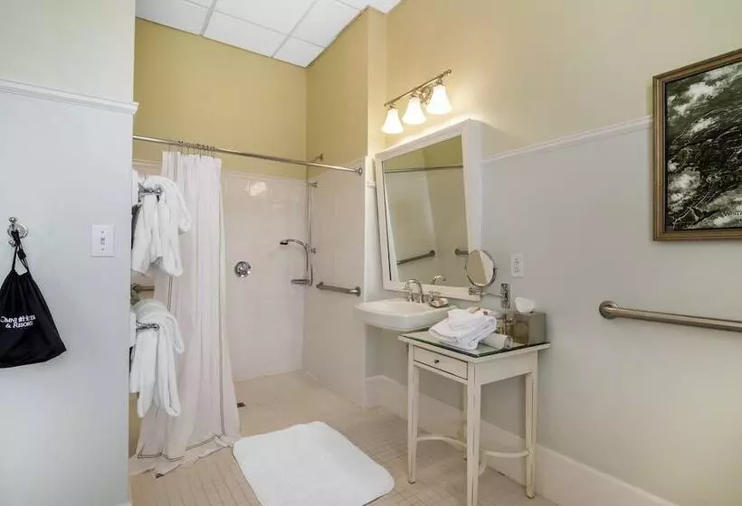 Deluxe Room Adapted for people with reduced mobility, Omni Mount Washington Resort & Spa