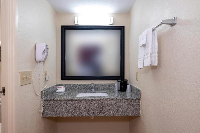 غرفة ديلوكس لذوى الاحتياجات الخاصة, Red Roof Inn Houston North   Fm1960 & I 45