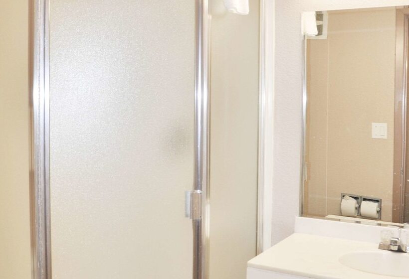 带2个双人床的标准工作室, Bison Inn & Suites On University