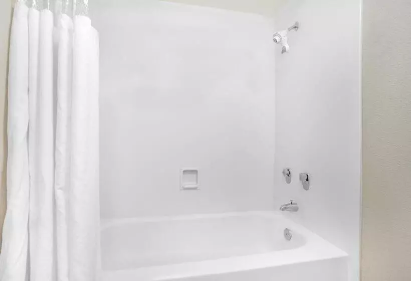 キングサイズベッドのデラックススイート, Super 8 By Wyndham Austell/six Flags