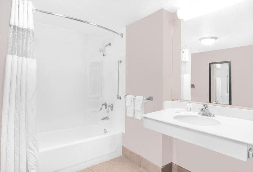 غرفة قياسية سرير كينج لذوى الإحتياجات الخاصة, Super 8 By Wyndham Austell/six Flags