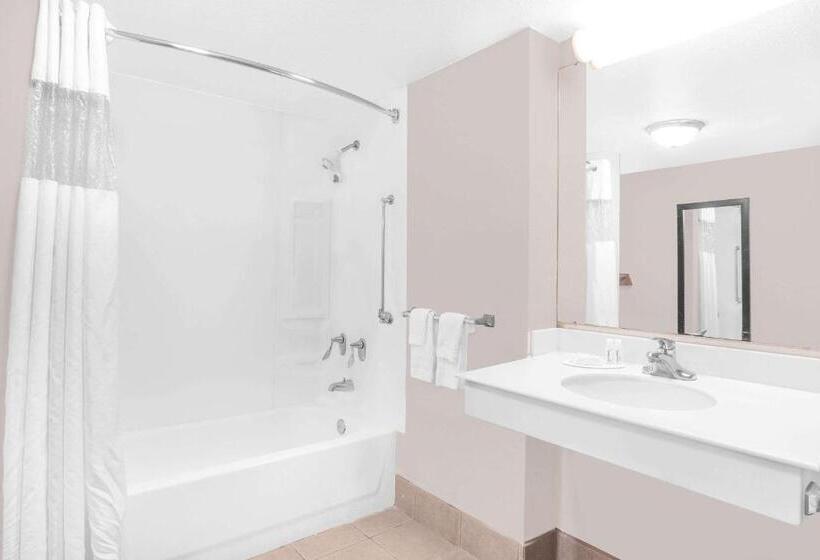 غرفة قياسية سرير كينج لذوى الإحتياجات الخاصة, Super 8 By Wyndham Austell/six Flags