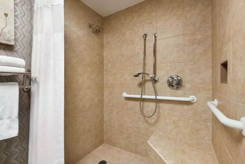 身障者適用キングサイズベッドルーム, Crowne Plaza Knoxville Downtown University, An Ihg