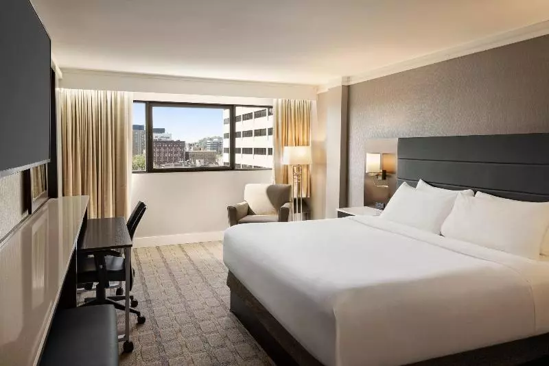 身障者適用キングサイズベッドルーム, Crowne Plaza Knoxville Downtown University, An Ihg