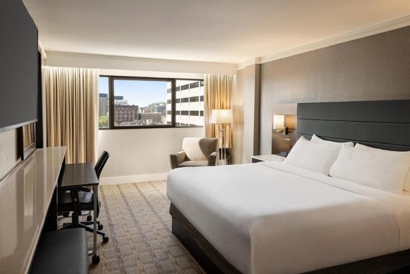 Mozgáskorlátozott Standard Szoba King Size Bed, Crowne Plaza Knoxville Downtown University, An Ihg