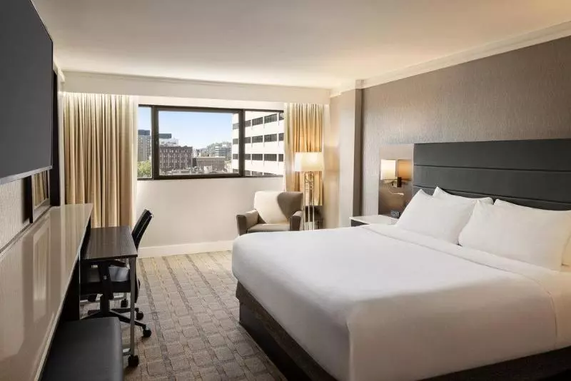 身障者適用キングサイズベッドルーム, Crowne Plaza Knoxville Downtown University, An Ihg