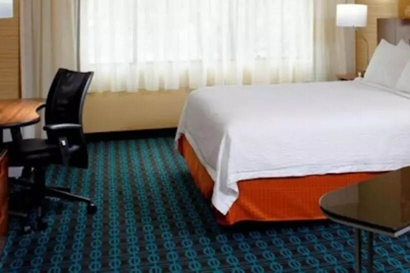 キングサイズベッドのスタンダードルーム, Fairfield Inn & Suites Parsippany