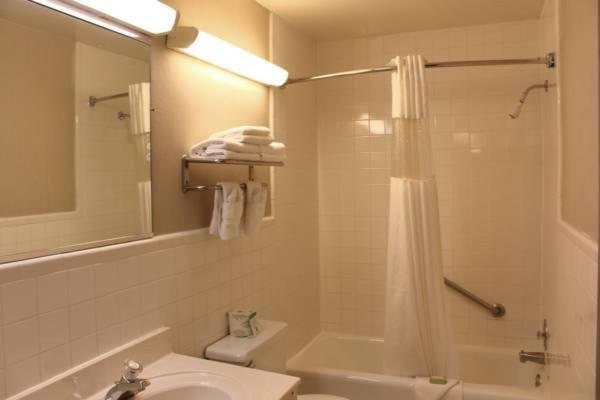 חדר סטנדרט שתי מיטות זוגיות, Governor House Inn Arlington/falls Church