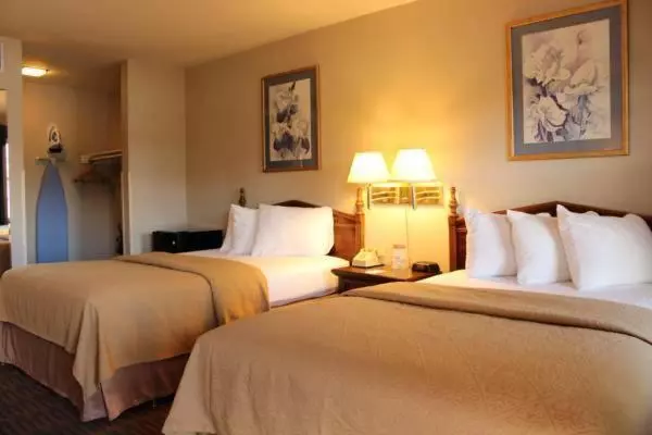 ２ダブルベッドのスタンダードルーム, Governor House Inn Arlington/falls Church