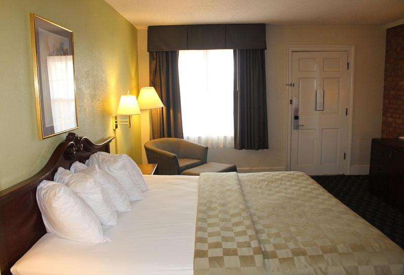 חדר סטנדרט עם מיטת קינג, Governor House Inn Arlington/falls Church