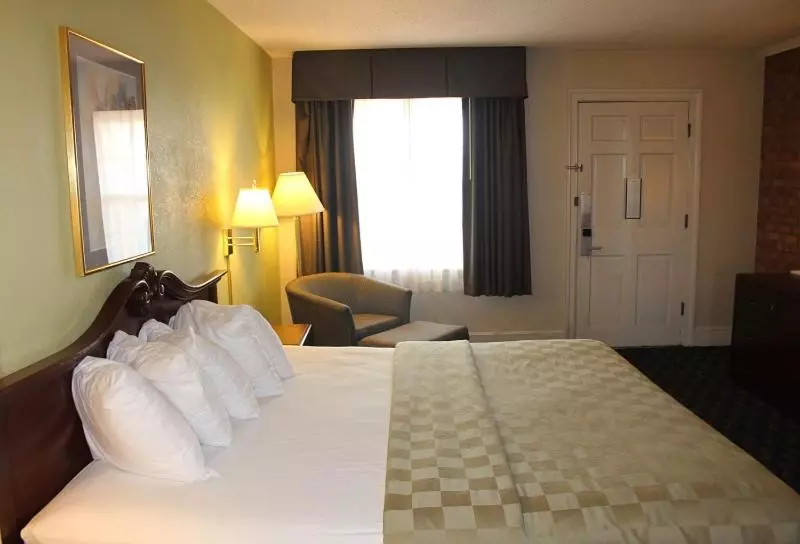 キングサイズベッドのスタンダードルーム, Governor House Inn Arlington/falls Church