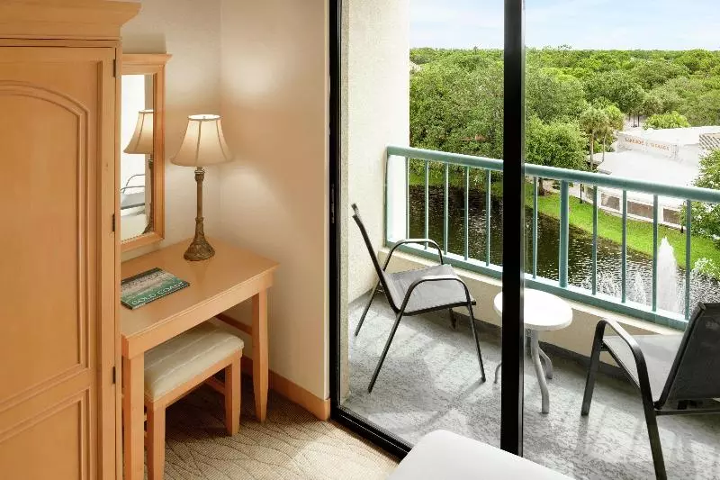 キングサイズベッドのスイートルーム, Hilton Boca Raton Suites