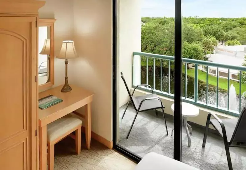 キングサイズベッドのスイートルーム, Hilton Boca Raton Suites
