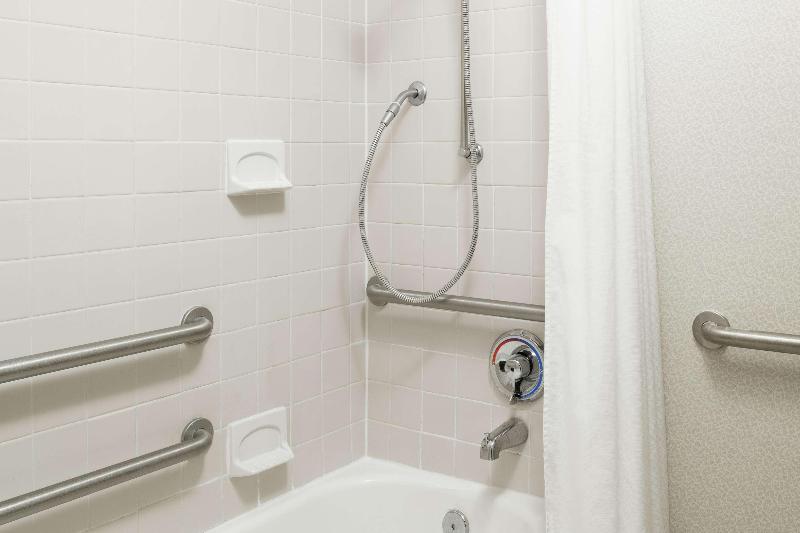 جناح لذوى الاحتياجات الخاصة, Hilton Boca Raton Suites