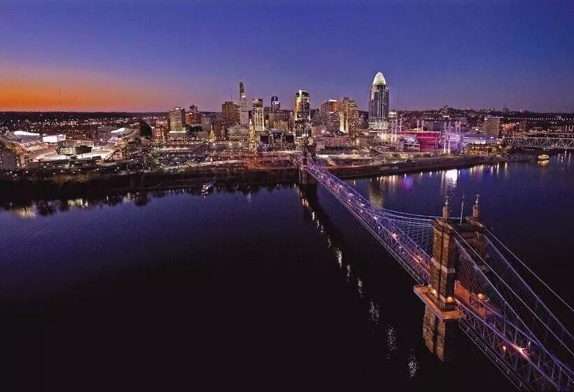 اتاق استاندارد با 2 تخت دوبل, Hilton Cincinnati Netherland Plaza