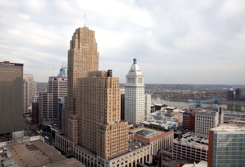 חדר דחוקס עם מיטת קינג, Hilton Cincinnati Netherland Plaza