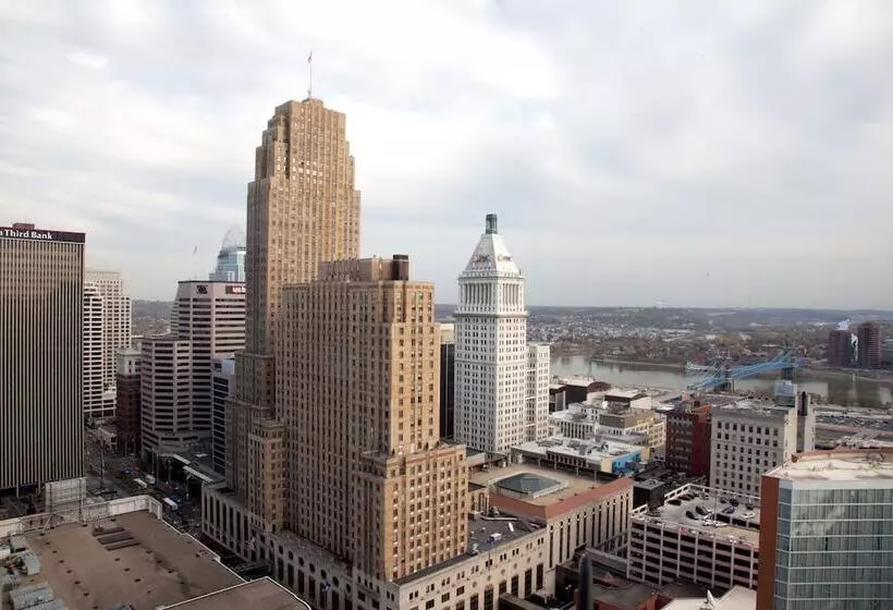 اتاق لوکس با تخت بزرگ, Hilton Cincinnati Netherland Plaza