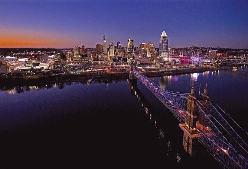 סוויטה, Hilton Cincinnati Netherland Plaza
