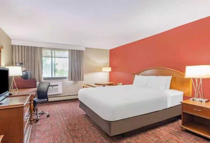キングサイズベッドのスタンダードルーム, Ramada By Wyndham Grand Forks
