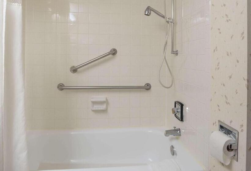 اتاق استاندارد برای معلولان, Ramada By Wyndham Grand Forks