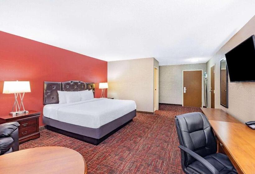 带大床的豪华间, Ramada By Wyndham Grand Forks