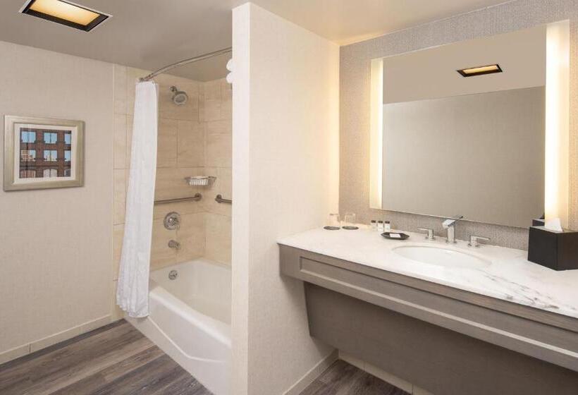 غرفة قياسية سرير كينج, Sheraton Detroit Novi