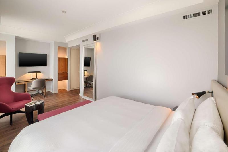 מיטת קינג בסוויטה, Oceana Santa Monica, Lxr Hotels & Resorts