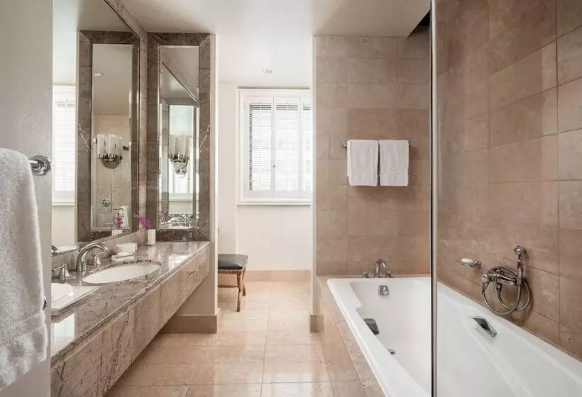 استودیو استاندارد با تخت کینگ, Beverly Wilshire, A Four Seasons