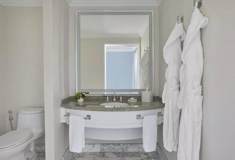 سوئیت برای معلولان, Beverly Wilshire, A Four Seasons