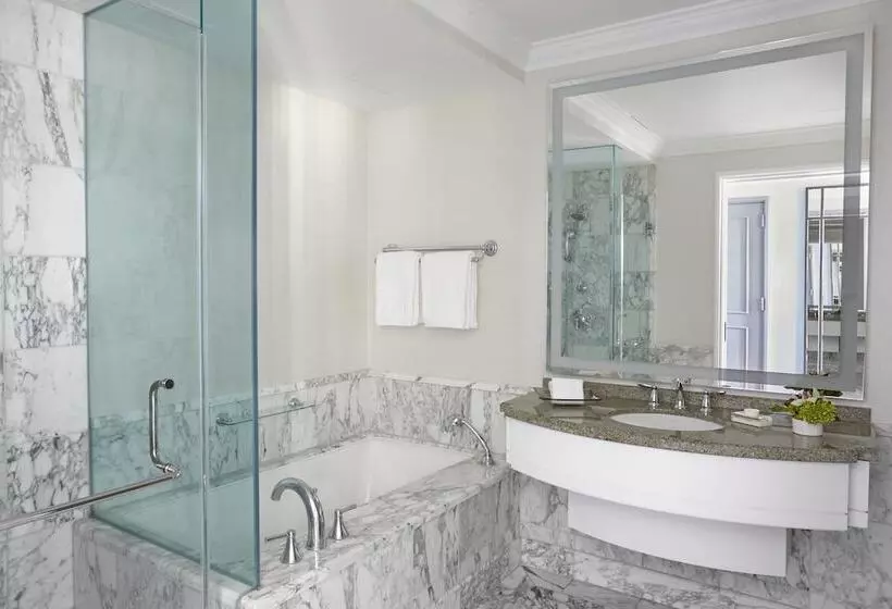 سوئیت با بالکن, Beverly Wilshire, A Four Seasons
