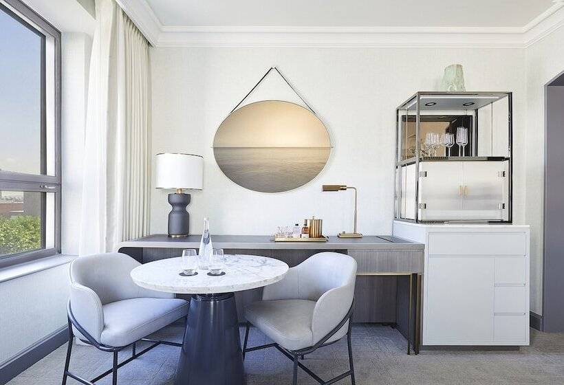 带大床的标准工作室, Beverly Wilshire, A Four Seasons