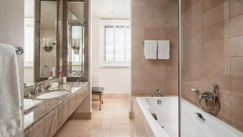 استودیوی استاندارد, Beverly Wilshire, A Four Seasons