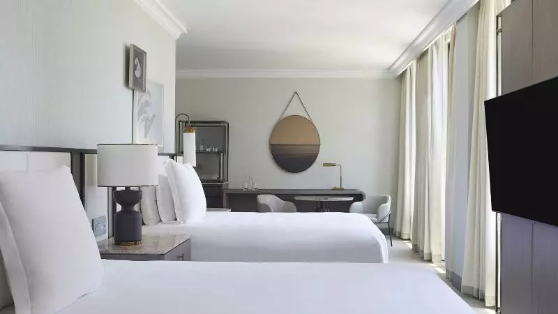 استودیوی استاندارد, Beverly Wilshire, A Four Seasons