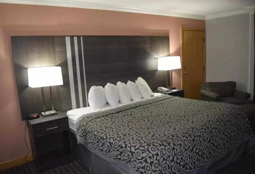 キングサイズベッドのスタンダードルーム, Days Inn By Wyndham Rock Falls