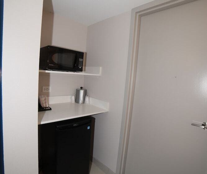 סוויטה, Holiday Inn Express Naperville, An Ihg