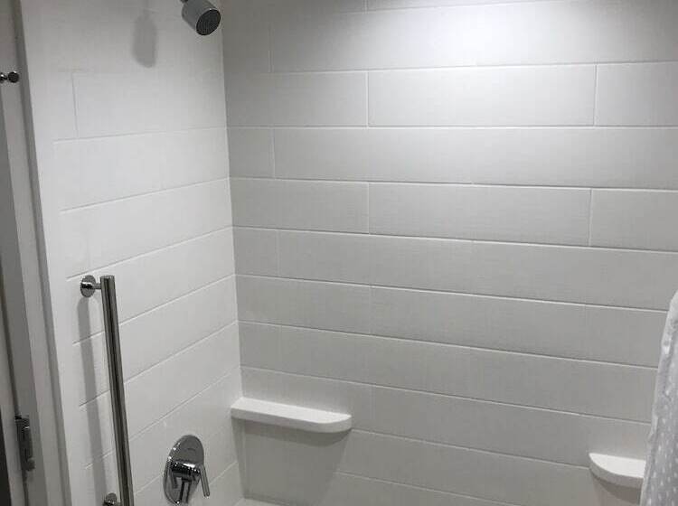 סוויטה מותאמת לאדם עם מוגבלויות, Holiday Inn Express Naperville, An Ihg