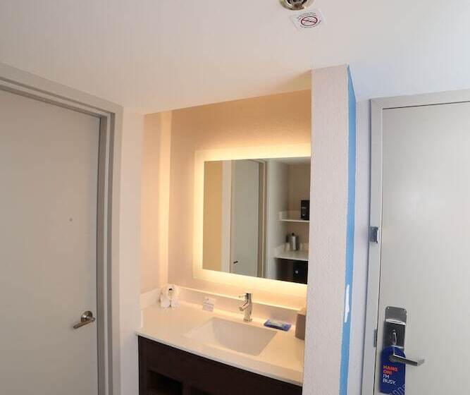 סוויטה מותאמת לאדם עם מוגבלויות, Holiday Inn Express Naperville, An Ihg