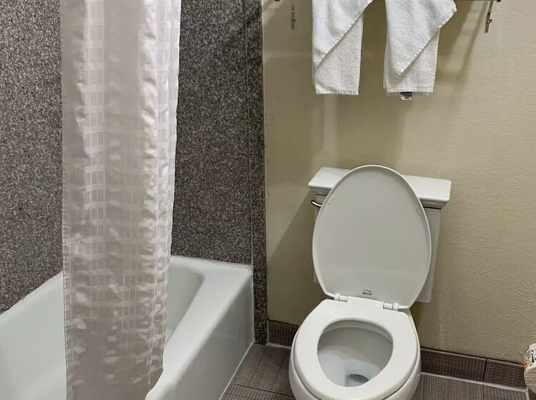 ２ダブルベッドのスタンダードルーム, Quality Inn & Suites Pensacola Bayview