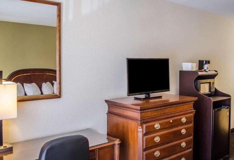 חדר סטנדרט עם מיטת קינג, Quality Inn & Suites Pensacola Bayview