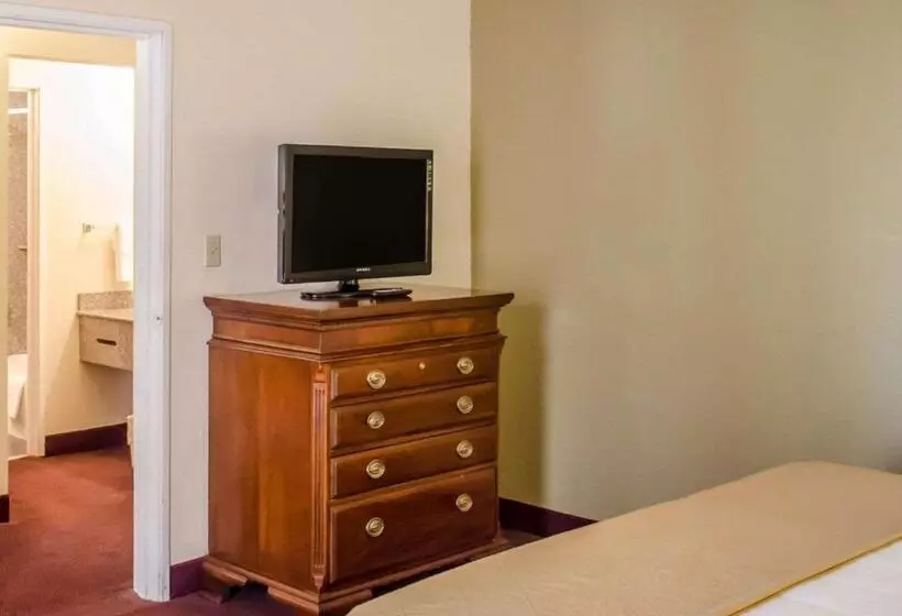 キングサイズベッドのスイートルーム, Quality Inn & Suites Pensacola Bayview