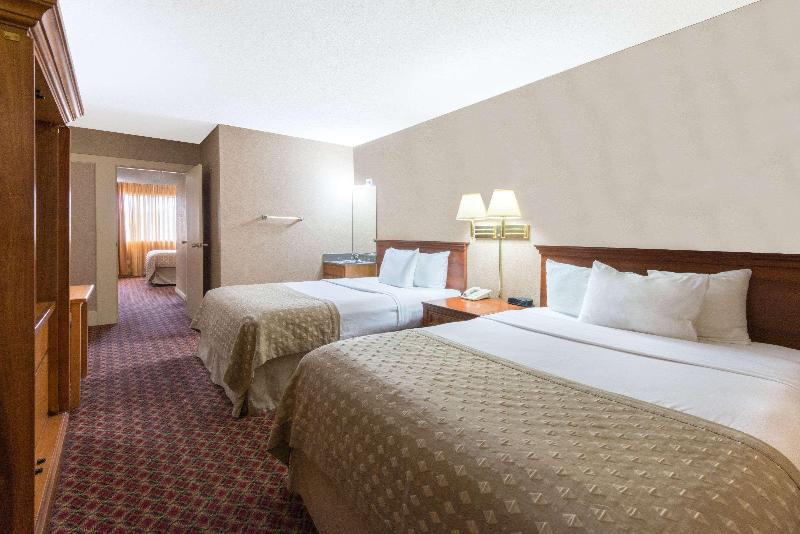 스탠다드 룸, Ramada By Wyndham Topeka Downtown Hotel & Convention Center