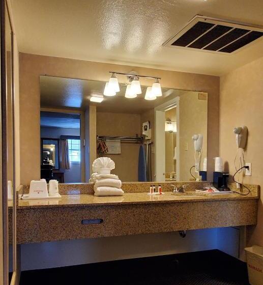 带大床的标准间, Ramada By Wyndham Flagstaff East