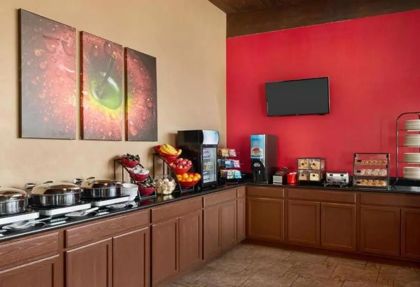 اتاق استاندارد با تخت بزرگ برای معلولان, Ramada By Wyndham Spokane Airport