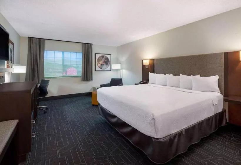اتاق استاندارد با تخت بزرگ برای معلولان, Ramada By Wyndham Spokane Airport