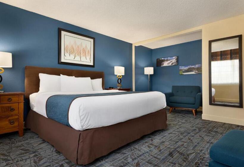 מיטת קינג בסוויטה, Ramada By Wyndham Spokane Airport